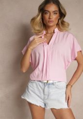 Różowa Bluzka Oversize z Wiskozą o Kroju Nietoperz z Dekoltem w Serek Davithiel. Czerwone bluzki Renee, bez wzorów, z jeansu, eleganckie, bez kołnierzyka, bez ramiączek. W wyprzedaży za 51.99 zł.
