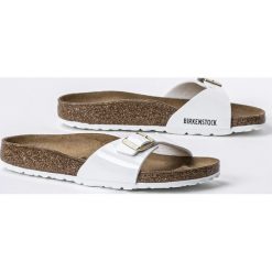 Klapki damskie lakierowane białe Birkenstock Madrid BF. Białe klapki Birkenstock, bez wzorów, z lakierowanej skóry, młodzieżowe, bez obcasa, bez zapięcia. Za 217.99 zł.
