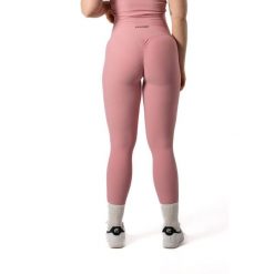 Damskie legginsy bezszwowe prążkowane z efektem scrunch – pudrowy róż. Czerwone legginsy AESTHETIC WOLF, bez wzorów, z dzianiny, długie. Za 119.99 zł.