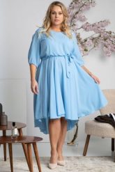 Sukienka elegancka na komunię rozkloszowana dłuższy tył OLIWIA błękitna. Niebieskie sukienki KARKO, do pracy, plus size, bez wzorów, z elastanu, biznesowe, bez kołnierzyka, plus size, bez ramiączek, midi, kopertowe. Za 369.50 zł.