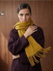 Szalik z frędzlami - żółty. Żółte szaliki i kominy Sinsay, bez wzorów. Za 29.99 zł.