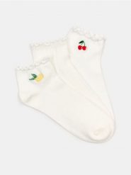Bawełniane skarpetki z ozdobnymi falbankami 3 pack - kremowy. Białe skarpetki Sinsay, bez wzorów, z bawełny. Za 12.99 zł.