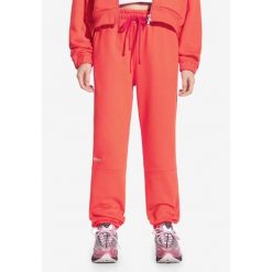 Spodnie dresowe damskie Prosto Cut. Czerwone spodnie dresowe Prosto., bez wzorów, z dresówki, długie. W wyprzedaży za 233.99 zł.