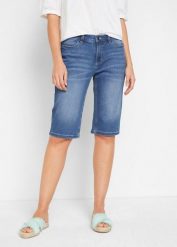 Bermudy jeansowe ze stretchem, średni stan. Niebieskie jeansy bonprix, bez wzorów, z elastanu, klasyczne. Za 109.99 zł.