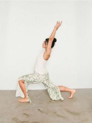 Wiskozowa piżama dwuczęściowa - kremowy. Białe piżamy Sinsay, l, bez wzorów, z wiskozy, bez kołnierzyka, bez ramiączek. Za 49.99 zł.