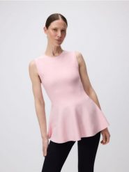 Bluzka z baskinką - pastelowy róż. Czerwone bluzki Reserved, l, bez wzorów, z dzianiny, bez kołnierzyka, bez ramiączek. Za 79.99 zł.