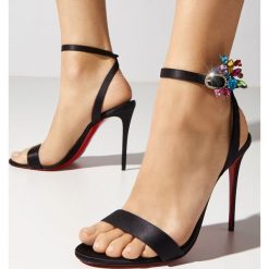 CHRISTIAN LOUBOUTIN - Czarne sandały na obcasie Goldie Joli. Czarne sandały CHRISTIAN LOUBOUTIN, bez wzorów, z satyny, bez obcasa, na obcasie, bez zapięcia. Za 4,349.00 zł.