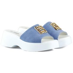 Blue jeans eleganckie wygodne klapki na grubej podeszwie niebieskie. Niebieskie klapki bez wzorów, z jeansu, casualowe, bez obcasa, bez zapięcia. Za 253.55 zł.