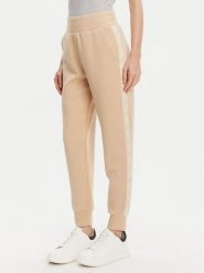 Guess Spodnie dresowe W5YB11 KBYE2 Beżowy Regular Fit. Brązowe spodnie dresowe Guess, z aplikacjami, z dresówki. Za 299.99 zł.