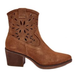 S.Barski Zamszowe Botki Kowbojki Ażurowe D&A SN622-20 Camel brązowe. Brązowe botki w ażurowe wzory, z zamszu, bez obcasa, na obcasie, bez zapięcia. Za 434.70 zł.