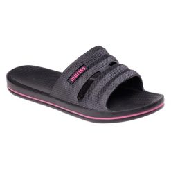 Klapki Damskie Vedi. Czarne klapki MARTES ESSENTIALS, bez wzorów, z materiału, z otwartym noskiem, bez obcasa, na obcasie, bez zapięcia. Za 47.99 zł.