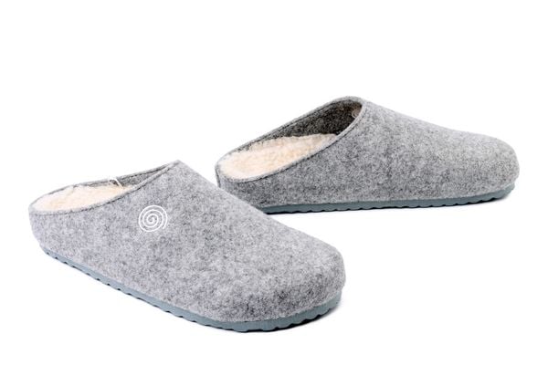 DR. BRINKMANN 320261-91 hellgrau, kapcie damskie. Szare kapcie Dr. Brinkmann, bez wzorów. Za 157.17 zł.