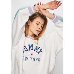 Tommy Jeans - Bluza. Białe bluzy Tommy Jeans, m, z aplikacjami, z bawełny, bez kaptura. W wyprzedaży za 319.90 zł.