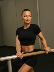 4F Crop top treningowy damski 4F | Anna Lewandowska - czarny L. Czarne topy 4f, l, bez wzorów, z materiału, biznesowe, bez kołnierzyka, bez ramiączek. Za 99.99 zł.