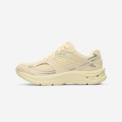 Buty sportowe damskie RR2K. Żółte buty sportowe lifestyle Decathlon, bez wzorów, z kauczuku, bez zapięcia, trekkingowe. Za 319.99 zł.