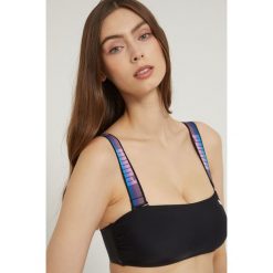 Puma biustonosz kąpielowy 935497 kolor czarny lekko usztywniona miseczka. Czarne bikini Puma, bez wzorów, z włókna. W wyprzedaży za 85.99 zł.