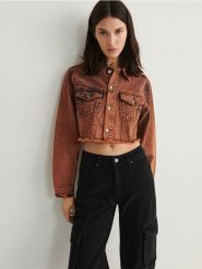 Krótka kurtka ze spranego denimu - pomarańczowy. Brązowe kurtki Reserved, l, bez wzorów, z denimu, bez kaptura. W wyprzedaży za 99.99 zł.