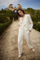 Marynarka w paski biała. Białe marynarki i żakiety MOODO, l, bez wzorów, z elastanu, bez ramiączek. Za 199.99 zł.