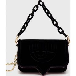 Chiara Ferragni torebka kolor czarny. Czarne listonoszki Chiara Ferragni, bez wzorów, bez dodatków. Za 1,209.90 zł.