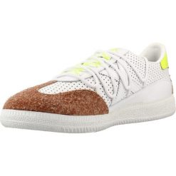 Buty MUNICH 8297001M Biały. Białe buty trekkingowe munich, bez wzorów, ze skóry, bez zapięcia, trekkingowe. Za 565.99 zł.