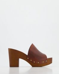 DREWNIANE KLAPKI 504ST CRAZY DAIN. Klapki Venezia, bez wzorów, z nubiku, bez obcasa, bez zapięcia. Za 239.00 zł.
