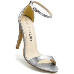 Sandały bonprix srebrny. Szare sandały bonprix, w paski, ze skóry, eleganckie. Za 79.99 zł.