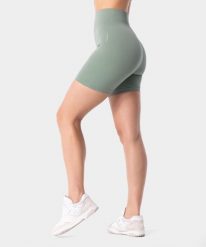Szorty bezszwowe sportowe damskie Carpatree Simply Seamless. Zielone szorty sportowe Carpatree, bez wzorów, z materiału, na fitness i siłownię. Za 149.99 zł.