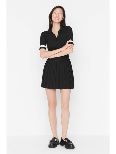 Trendyol Spódnica w kolorze czarnym rozmiar: 38. Czarne spódnice Trendyol, bez wzorów, mini. Za 74.81 zł.