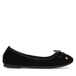 Baleriny DeeZee. Czarne baleriny DeeZee, bez wzorów, bez obcasa, bez zapięcia. Za 59.99 zł.