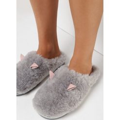 Szare Kapcie Artothea. Szare kapcie Born2be, z aplikacjami, z futra. W wyprzedaży za 27.99 zł.