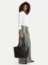 Calvin Klein Torebka Bold Ck Shopper LV04F3562G Brązowy ciemny. Brązowe shopper bag Calvin Klein, bez wzorów, ze skóry, bez dodatków. Za 529.99 zł.