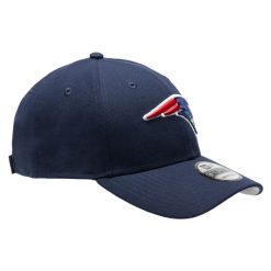 Czapka z daszkiem do futbolu amerykańskiego NFL New Era New England Patriots. Niebieskie czapki z daszkiem New Era, bez wzorów, z materiału, sportowe. Za 99.99 zł.