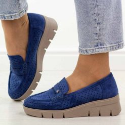 Niebieskie ażurowe zamszowe mokasyny damskie na koturnie Potocki 12608. Niebieskie mokasyny POTOCKI, w ażurowe wzory, z jeansu. Za 169.00 zł.