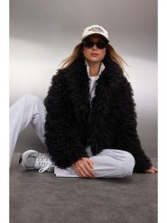 Trendyol Kurtka pluszowa w kolorze czarnym rozmiar: L. Czarne kurtki Trendyol, l, bez wzorów, bez kaptura. Za 118.28 zł.