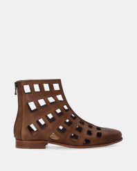Brązowe damskie botki z wycięciami P019LEBROBB022. Brązowe botki Venezia, bez wzorów, ze skóry, bez obcasa, bez zapięcia. Za 1,199.00 zł.