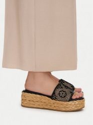 Guess Klapki FLJBIA FAL04 Czarny. Czarne klapki Guess, z aplikacjami, z materiału, bez obcasa, bez zapięcia. Za 334.99 zł.