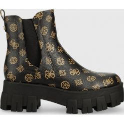 Guess sztyblety Vaeda damskie kolor czarny na platformie. Czarne botki Guess, z aplikacjami, z gumy, z okrągłym noskiem, bez obcasa, na platformie, bez zapięcia. Za 659.99 zł.