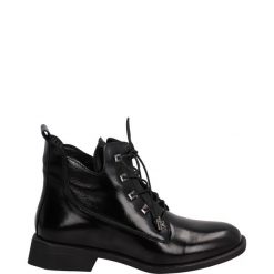 LAKIEROWANE BOTKI 0232 401 BLACK. Czarne botki Venezia, bez wzorów, z lakierowanej skóry, bez obcasa, bez zapięcia. Za 259.00 zł.