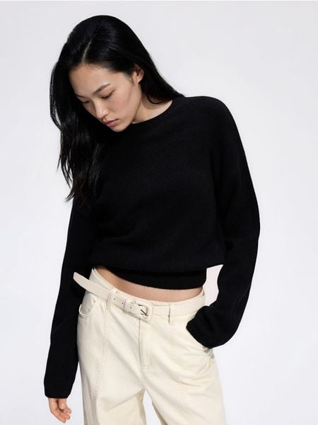 Sweter z obniżoną linią ramion - czarny. Czarne swetry Reserved, l, bez wzorów, z dzianiny, bez ramiączek. Za 119.99 zł.