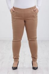 Klasyczne beżowe spodnie Nita ze zwężoną nogawką PLUS SIZE XXL. Brązowe spodnie materiałowe Nasi partnerzy, bez wzorów, z elastanu, biznesowe, krótkie. Za 159.90 zł.