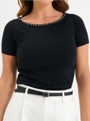 Bawełniana bluzka z ozdobnym dekoltem - czarny. Czarne bluzki Sinsay, l, bez wzorów, z bawełny, bez kołnierzyka, bez ramiączek. Za 29.99 zł.