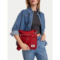 Torebka Guess Jeans. Czerwone listonoszki Guess Jeans, z aplikacjami, z jeansu, bez dodatków. Za 179.99 zł.