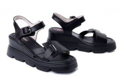 ARTIKER RELAKS 54C1625 czarny, sandały damskie. Czarne sandały Artiker Relaks, bez wzorów, z gumy, bez obcasa, na koturnie, bez zapięcia. Za 209.90 zł.