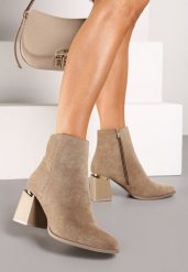 Ciemnobeżowe Botki z Ekozamszu na Niskim Obcasie z Metalicznym Detalem Zinamara. Brązowe botki Renee, bez wzorów, z dzianiny, eleganckie, bez obcasa, na obcasie, bez zapięcia. Za 119.99 zł.