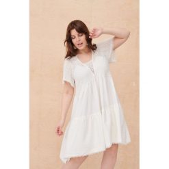 Sukienka Pyłek Plus Size Ekri. Czarne sukienki blue shadow, na komunię, plus size, w ażurowe wzory, z bawełny, bez kołnierzyka, plus size, bez ramiączek. W wyprzedaży za 224.95 zł.