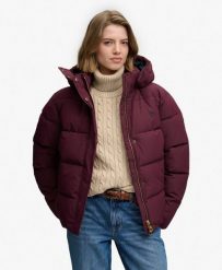 Superdry Premium Pikowana Kurtka z Kapturem, ocieplana – Fig Purple. Fioletowe kurtki Superdry, bez wzorów, z materiału, z kapturem. Za 627.65 zł.
