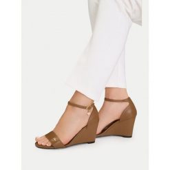 Sandały MEXX. Brązowe sandały Mexx, bez wzorów, bez obcasa, na koturnie, bez zapięcia. Za 148.99 zł.