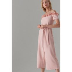 Kombinezon open shoulder - Różowy. Kombinezony Mohito. W wyprzedaży za 59.99 zł.