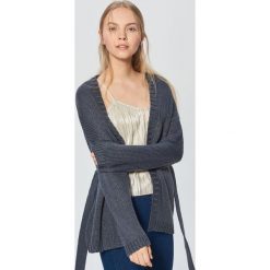 Kardigan z paskiem - Szary. Swetry marki INESIS. W wyprzedaży za 29.99 zł.
