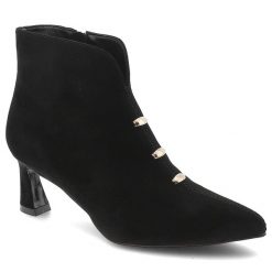 Botki damskie D&A by S.Barski o eleganckim fasonie z ozdobnymi złotymi detalami i smukłym obcasem typu szpilka czarne, CR62-3496 Black. Czarne botki S.BARSKI, z aplikacjami, biznesowe, bez obcasa, na obcasie, bez zapięcia. Za 305.99 zł.